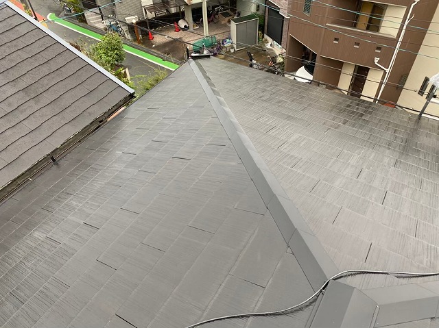 住宅街で隣接した屋根